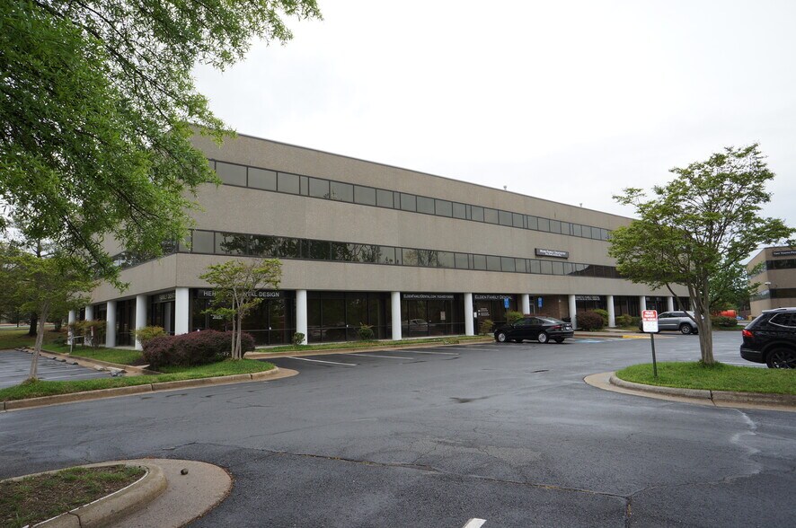 131 Elden St, Herndon, VA à vendre - Photo de l’immeuble – Image 2 sur 15