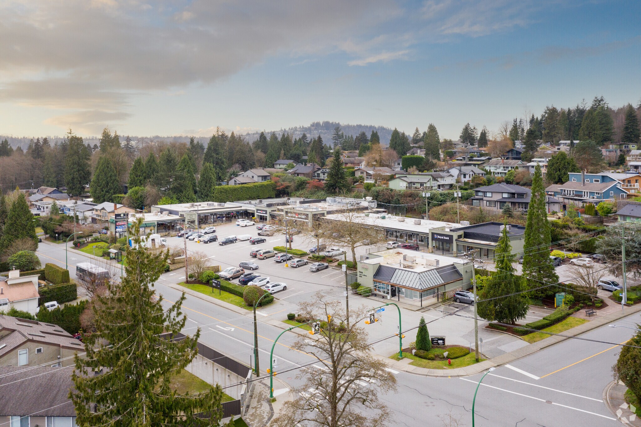 383-477 Dollarton Hwy, North Vancouver, BC à louer Photo principale– Image 1 sur 6