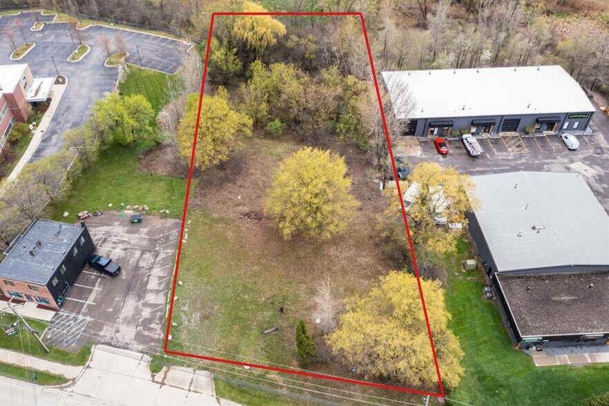 44911 Grand River Ave, Novi, MI à vendre - Photo de l’immeuble – Image 3 sur 8