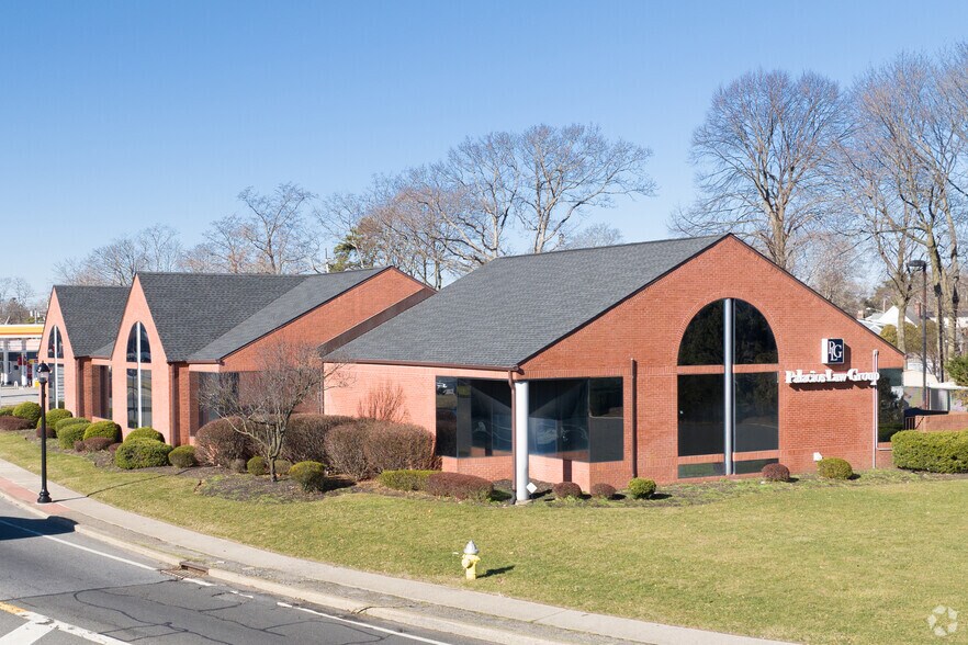 160 Howells Rd, Bay Shore, NY à louer - Photo de l’immeuble – Image 3 sur 10