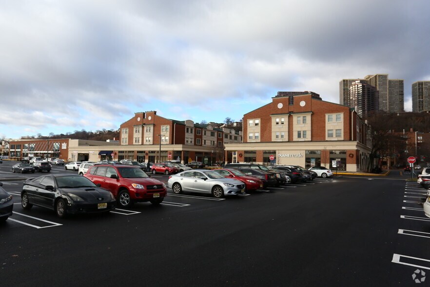 905 River Rd, Edgewater, NJ à louer - Photo de l’immeuble – Image 2 sur 3