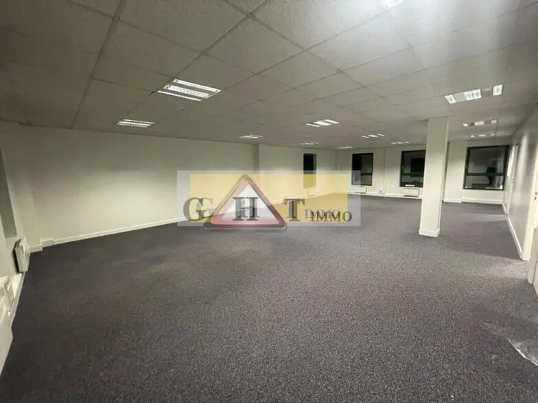 Bureau dans Viry-Châtillon à louer - Photo de l’immeuble – Image 2 sur 37