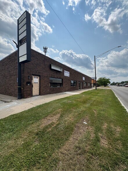 13635-13665 Northline Rd, Southgate, MI à louer - Photo de l’immeuble – Image 2 sur 4