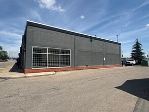 11520 24th St SE, Calgary, AB à louer Photo de l’immeuble– Image 2 sur 7