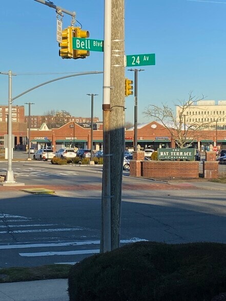 214-02 24th Ave, Flushing, NY à louer - Photo de l’immeuble – Image 2 sur 3