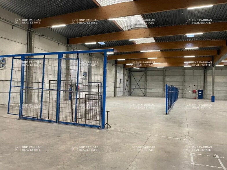 Local d’activités dans Saint-Thibault-des-Vignes à louer - Photo intérieure – Image 3 sur 8