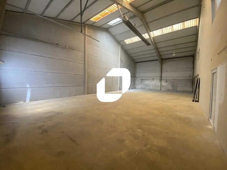 Local d’activités dans Ennery à louer - Photo de l’immeuble – Image 3 sur 9