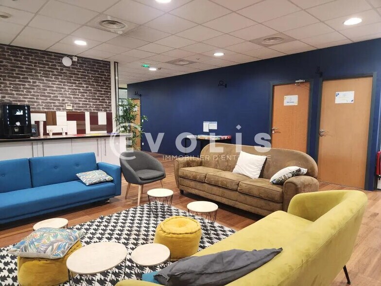 Bureau dans Villeurbanne à louer - Photo de l’immeuble – Image 2 sur 12