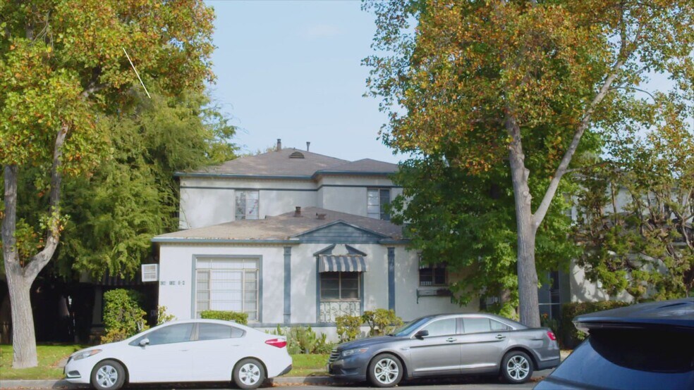 136 N Pass Ave, Burbank, CA à vendre - Vidéo sur l’annonce professionnelle – Image 2 sur 9