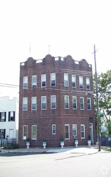 170 Soundview Ave, Bronx, NY à vendre - Photo principale – Image 2 sur 9