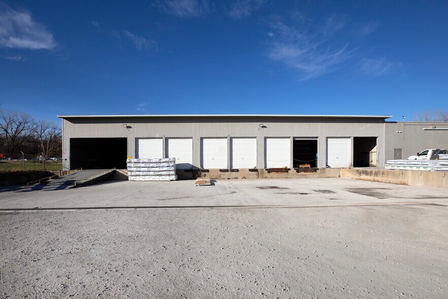 2727 Roe Ln, Kansas City, KS à louer - Photo principale – Image 1 sur 10
