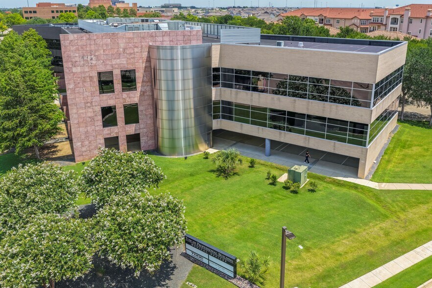 701 Tuscan Dr, Irving, TX à louer - Photo de l’immeuble – Image 2 sur 10