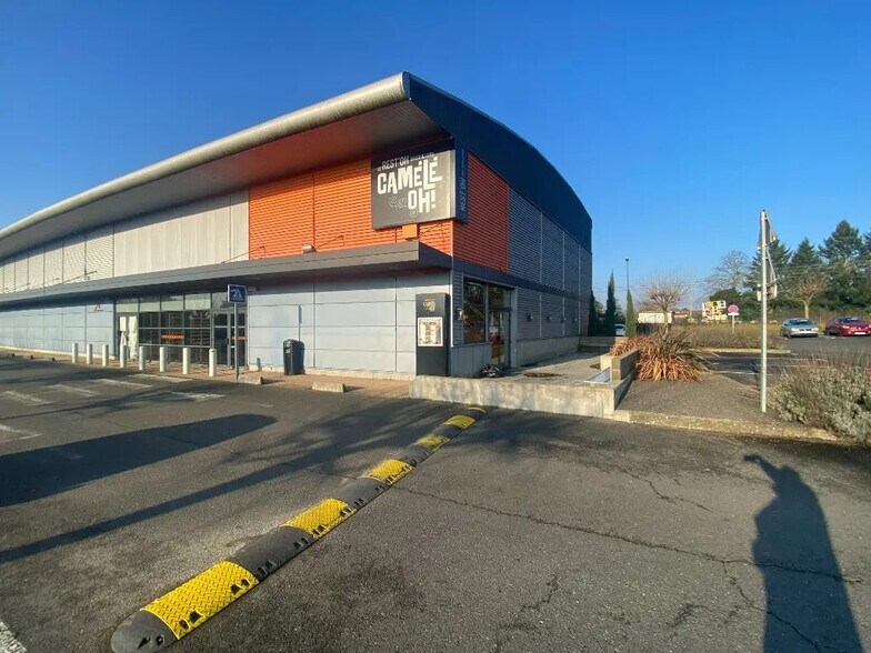 Local commercial dans à louer - Photo de l’immeuble – Image 1 sur 6