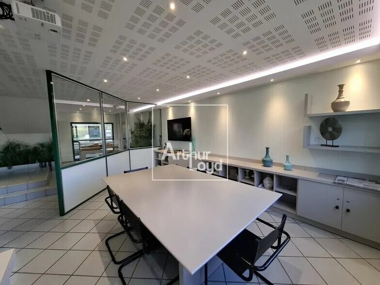 Bureau dans Le Mée-sur-Seine à louer - Photo de l’immeuble – Image 1 sur 5