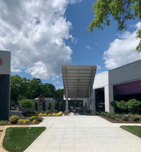 4321 Stuart Andrew Blvd, Charlotte, NC à louer - Photo de l’immeuble – Image 2 sur 2