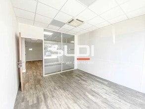 Rue Colonel Chambonnet, Bron à louer Photo intérieure– Image 2 sur 5