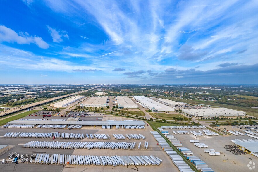 410 W Trinity Blvd, Grand Prairie, TX à louer - Aérien – Image 2 sur 7