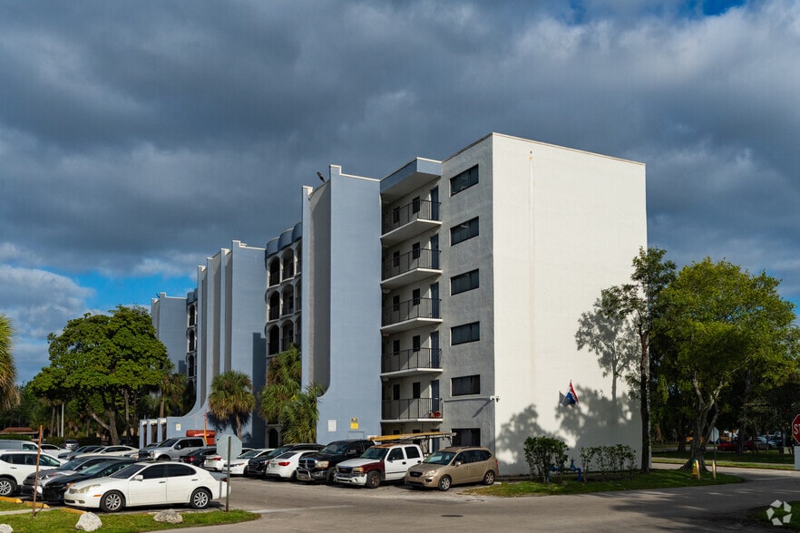 2601-2611 NW 56th Ave, Lauderhill, FL à vendre - Photo principale – Image 1 sur 4
