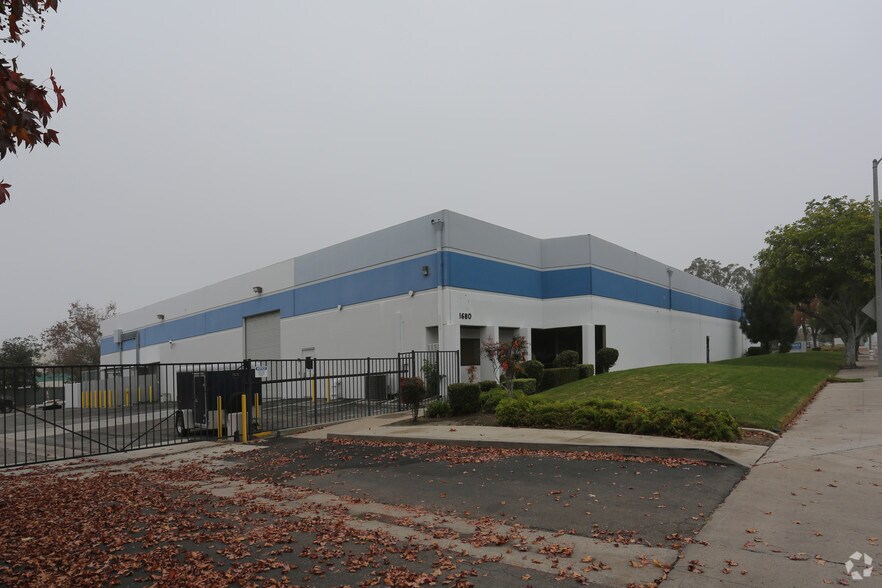 1670-1680 Sunflower Ave, Costa Mesa, CA à louer - Photo de l’immeuble – Image 3 sur 4