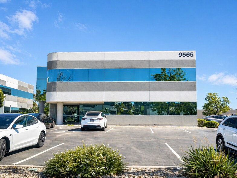 9565 Waples St, San Diego, CA à vendre - Photo de l’immeuble – Image 2 sur 6