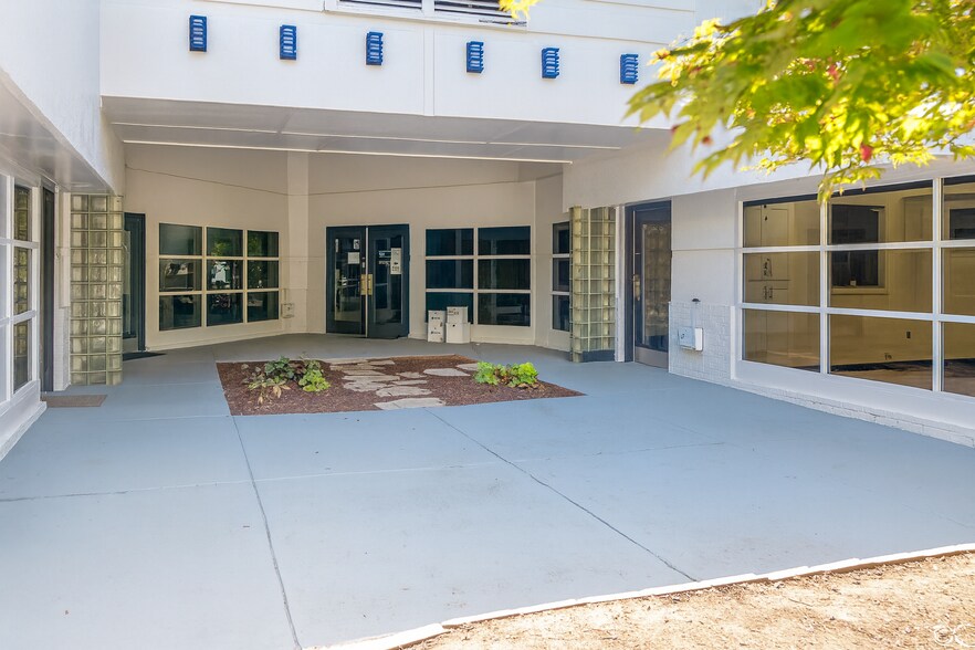3124 Blue Ridge Rd, Raleigh, NC à louer - Photo de l’immeuble – Image 2 sur 3