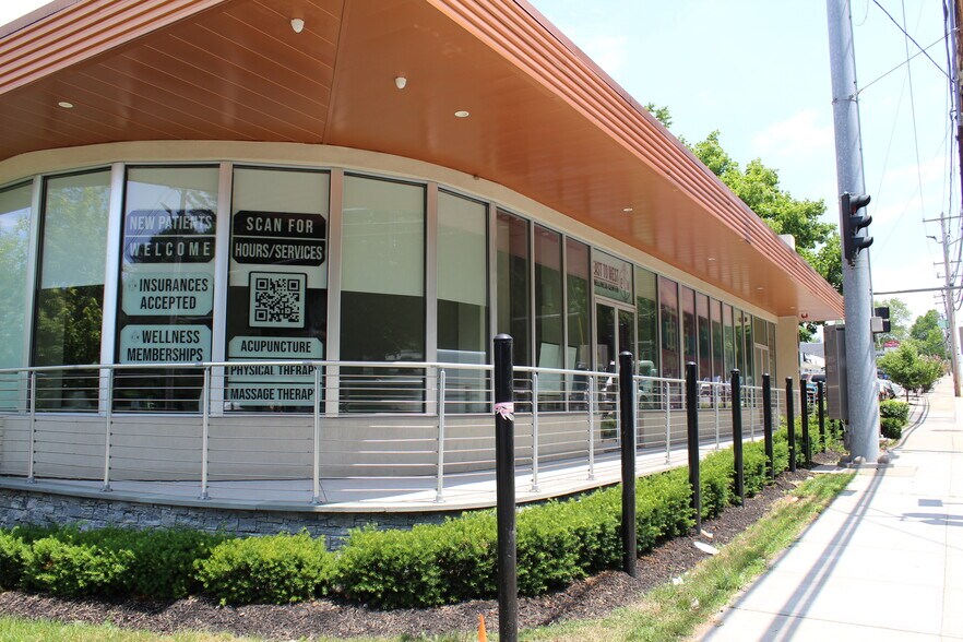 607 W Jericho Tpke, Huntington, NY à louer - Photo de l’immeuble – Image 2 sur 12