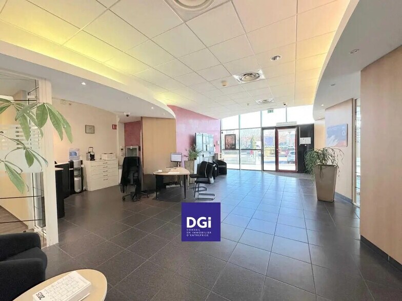 Local commercial dans Nîmes à louer - Photo de l’immeuble – Image 1 sur 3