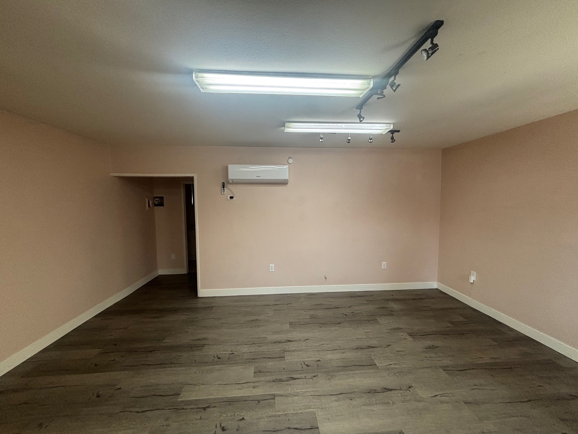 609 W 6th St, Corona, CA à louer Photo intérieure– Image 1 sur 3