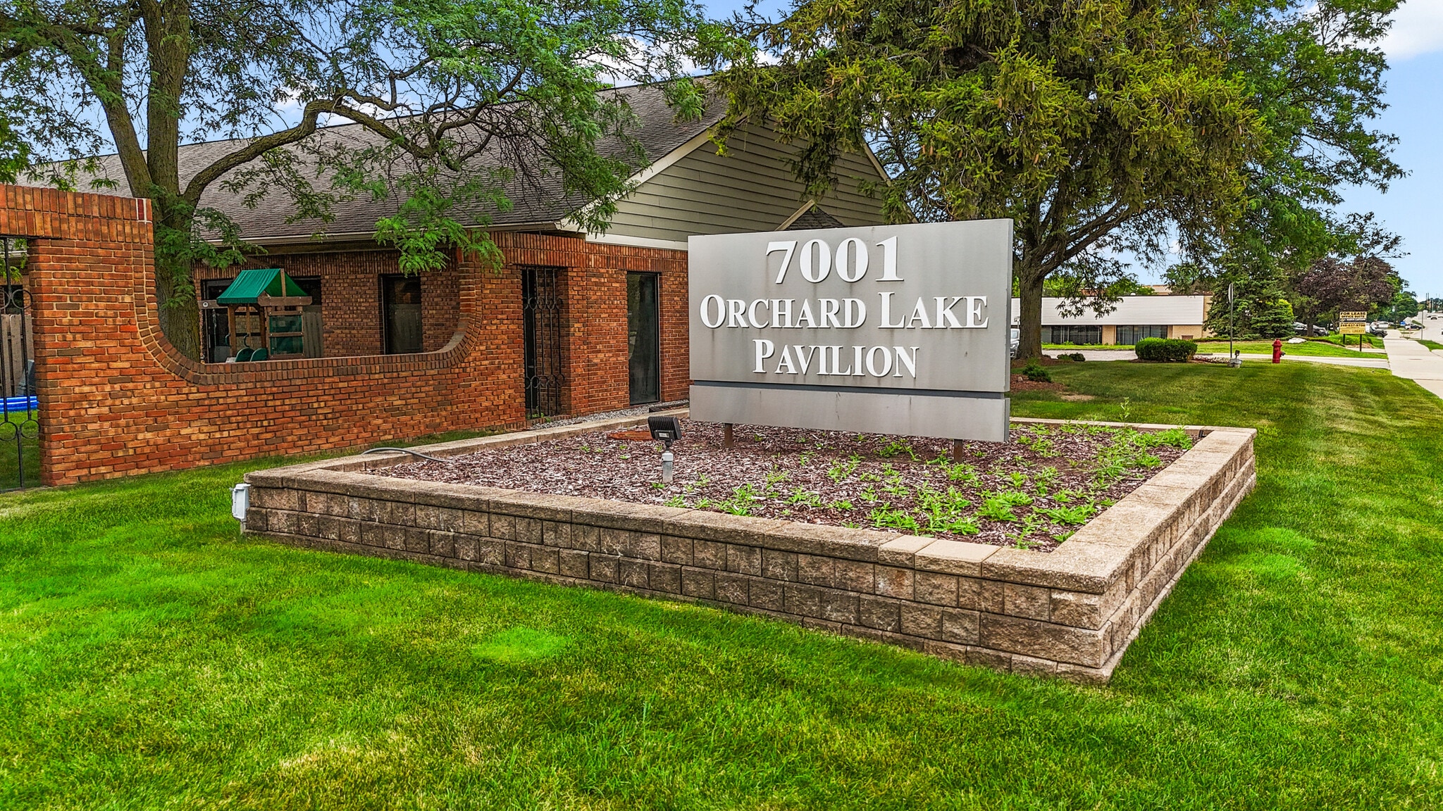 7001 Orchard Lake Rd, West Bloomfield, MI à louer Photo de l’immeuble– Image 1 sur 4