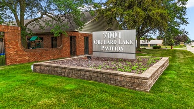 7001 Orchard Lake Rd, West Bloomfield, MI à louer Photo de l’immeuble– Image 1 sur 4