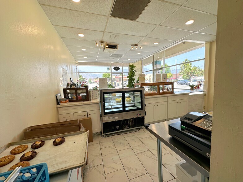 160 E Duarte Rd, Arcadia, CA à louer - Photo de l’immeuble – Image 2 sur 19