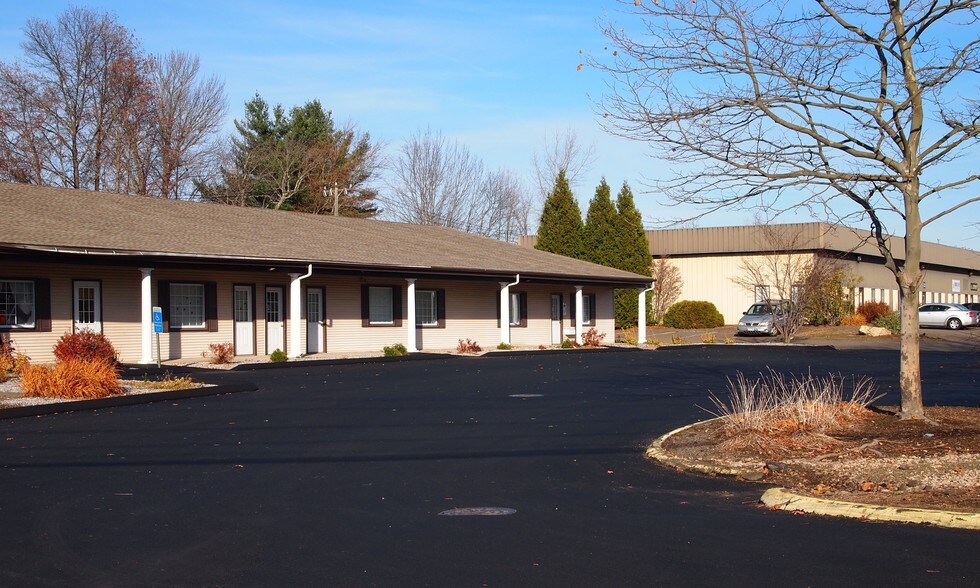 59 School Ground Rd, Branford, CT à louer - Photo de l’immeuble – Image 2 sur 6