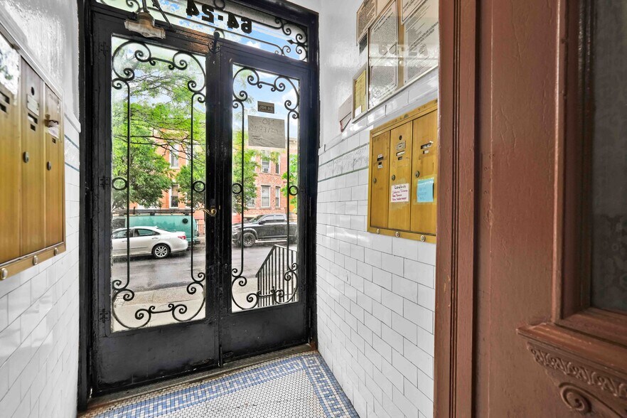 6424 Madison St, Ridgewood, NY à vendre - Photo de l’immeuble – Image 3 sur 18