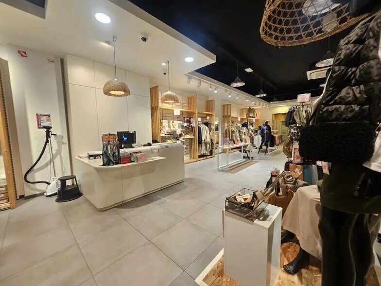 Local commercial dans Saint-Jean-de-Luz à louer - Photo intérieure – Image 2 sur 7