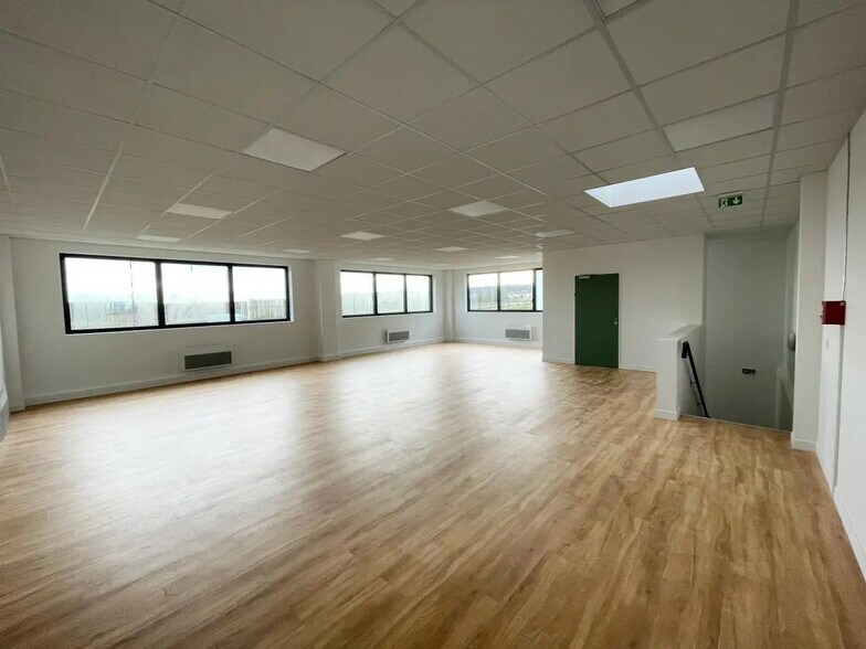 Local d'activités dans Marignane à vendre - Photo de l’immeuble – Image 3 sur 10