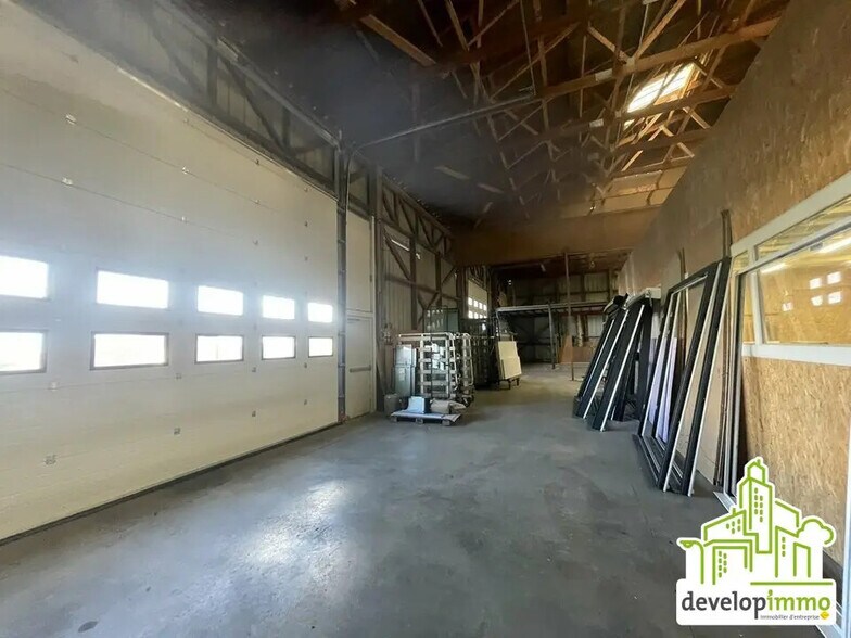 Local d’activités dans Le Castelet à louer - Photo de l’immeuble – Image 2 sur 8