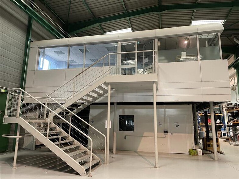 Industriel/Logistique dans Montigny-le-Bretonneux à vendre - Photo de l’immeuble – Image 2 sur 2