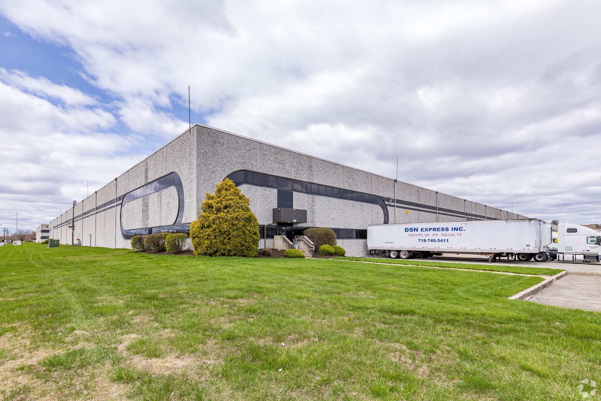 36 Saw Mill Pond Rd, Edison, NJ à louer Photo principale– Image 1 sur 5