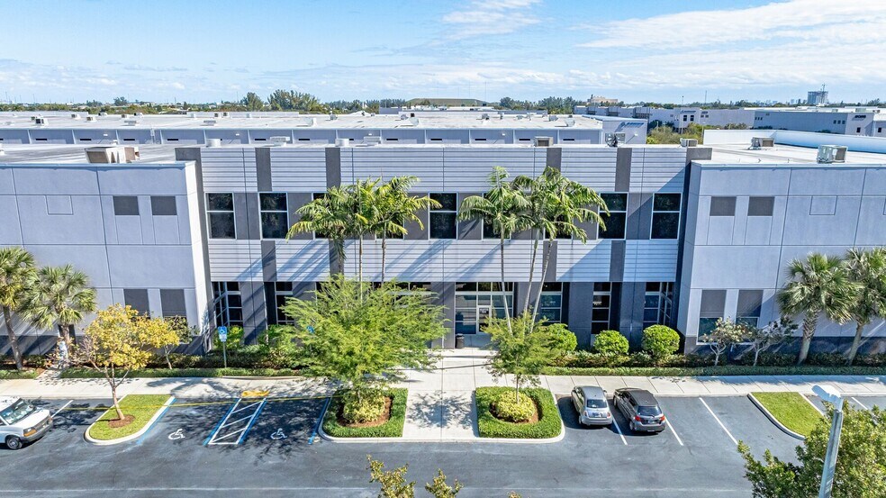 3300 SW 64th Ave, Davie, FL à louer - Photo de l’immeuble – Image 2 sur 13