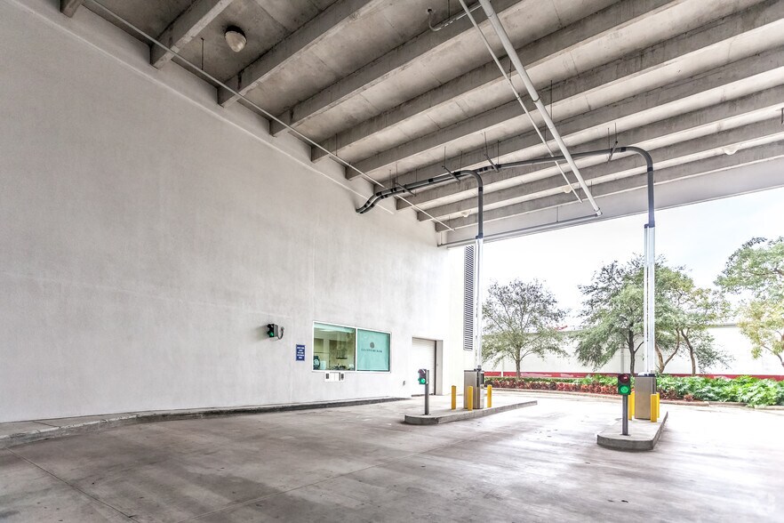 2301 NW 87th Ave, Doral, FL à louer - Photo de l’immeuble – Image 3 sur 61