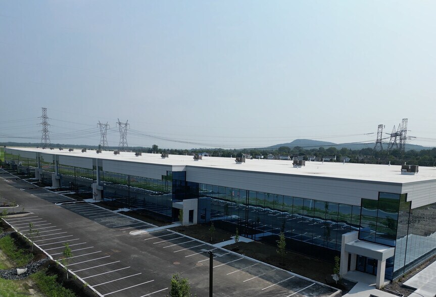 960-1000 Rue Parent, St-Bruno-de-Montarville, QC à louer - Photo de l’immeuble – Image 2 sur 8