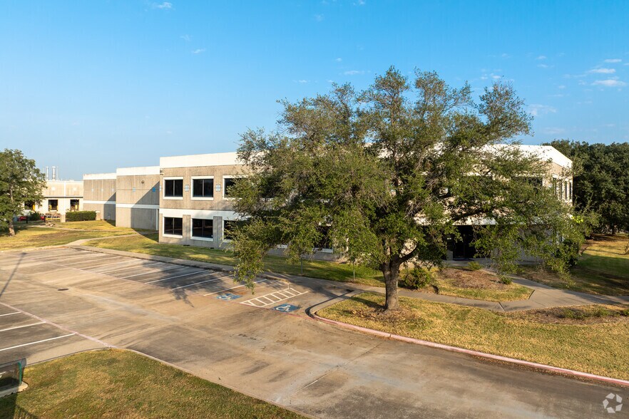 10600 Corporate Dr, Stafford, TX à louer - Photo de l’immeuble – Image 3 sur 37
