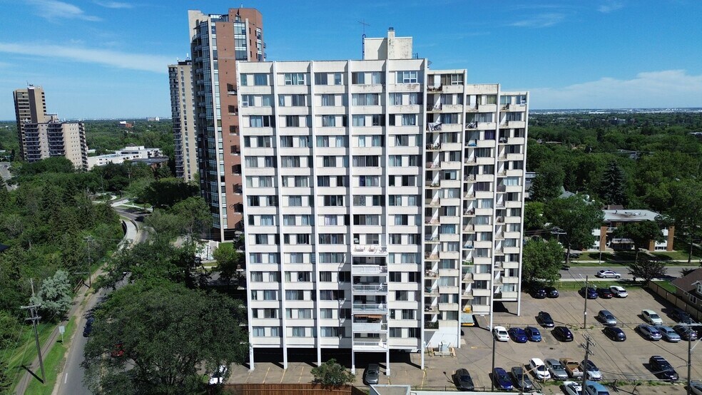 10101 Saskatchewan Dr NW, Edmonton, AB à vendre - Photo principale – Image 1 sur 12