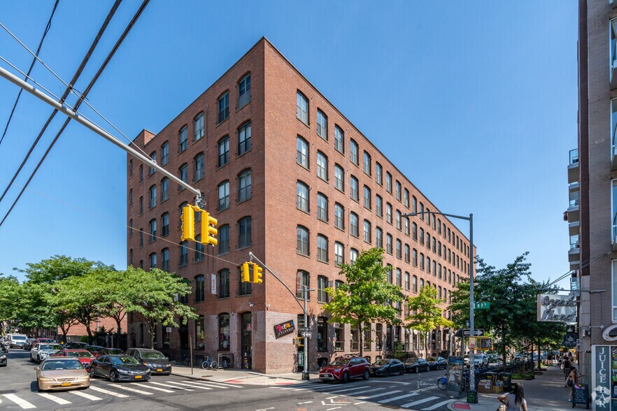 482 Driggs Ave, Brooklyn, NY à louer - Photo de l’immeuble – Image 2 sur 5