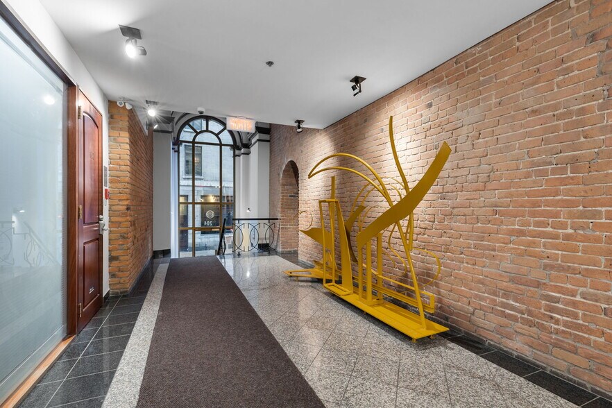 204 Rue du Saint-Sacrement, Montréal, QC à louer - Photo de l’immeuble – Image 3 sur 5
