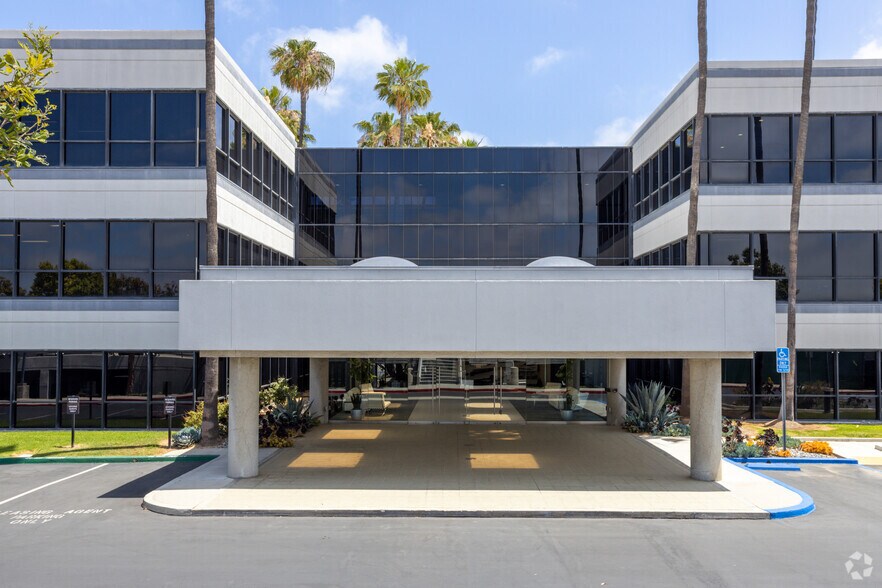 4900 Airport Plaza Dr, Long Beach, CA à vendre - Photo de l’immeuble – Image 2 sur 7