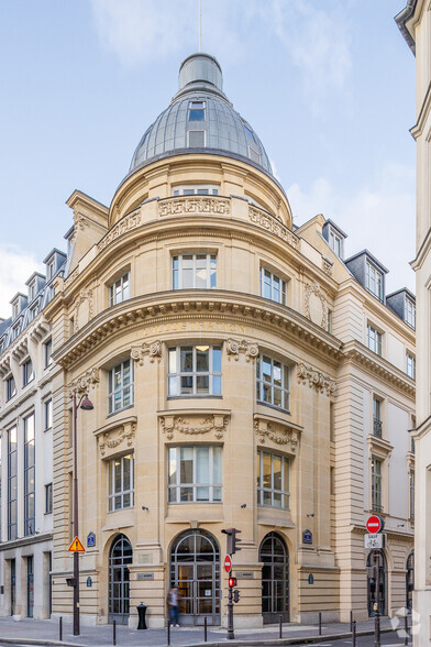 11-15 Rue Saint-Georges, Paris à louer - Photo de l’immeuble – Image 3 sur 3