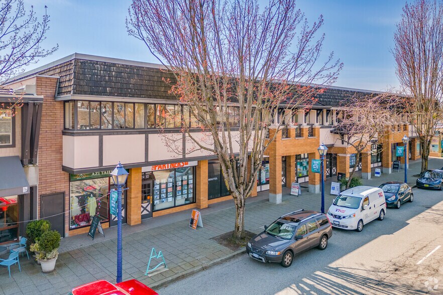2438 Marine Dr, West Vancouver, BC à louer - Photo de l’immeuble – Image 1 sur 4