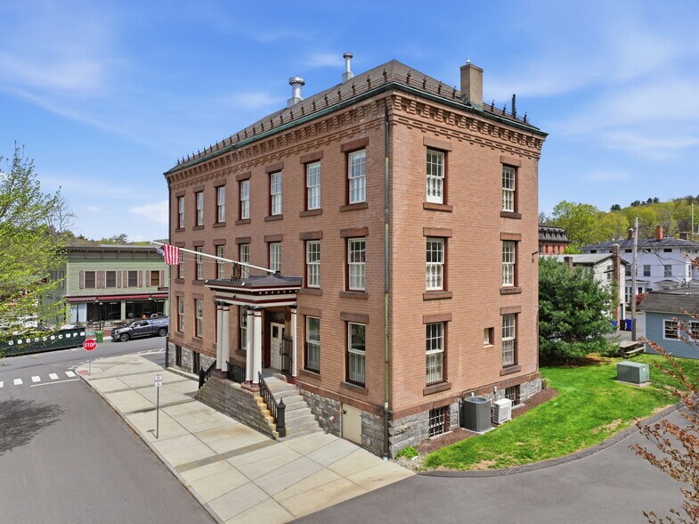 10 Front St, Canton, CT à vendre - Photo de l’immeuble – Image 3 sur 49