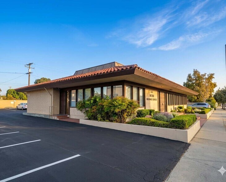 17421 Irvine Blvd, Tustin, CA à louer - Photo principale – Image 1 sur 12